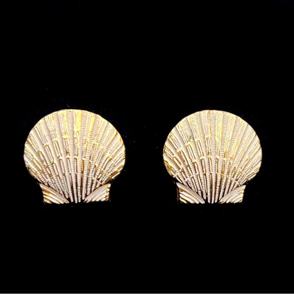 Vintage Gold Tone White Enamel Seashell Screw Back Earrings - Picture 1 of 4